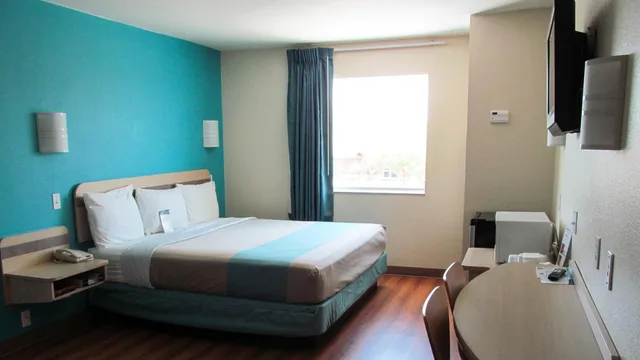 1 King Bed - Mobil Access Tub Nsmk Micfridg, Motel6 Norman, OK 8/10