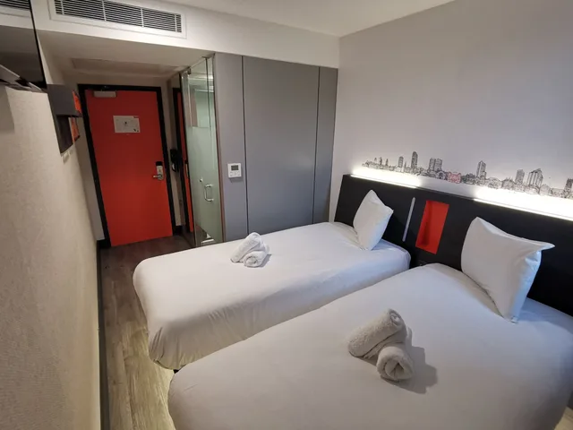 غرفة قياسية بسريرين منفصلين، easyHotel Leeds City Centre 1/10