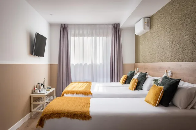 غرفة ثلاثية، Pillow House 2/10