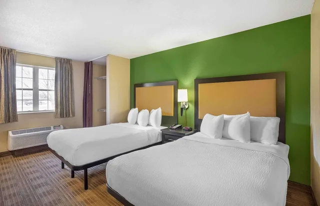 غرفة بسريرين مزدوجين بمطبخ لذوي الإعاقة، Studio 6 Extended Stay Sacramento Arden Way CA 2/6