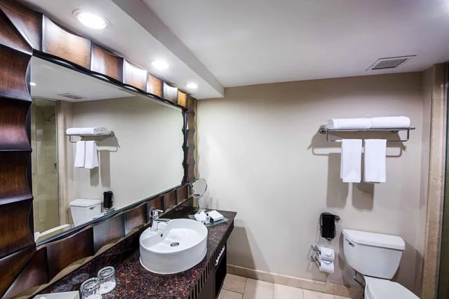 غرفة بريميوم بسرير كوين مع دخول صالة النادي في طابق مرتفع، Intercontinental Miramar Panama 3/3