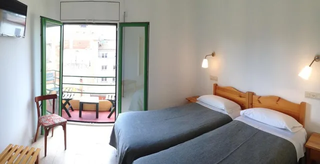 غرفة بسرير مزدوج أو سريرين منفصلين بشرفة، Hostal Rom 1/6