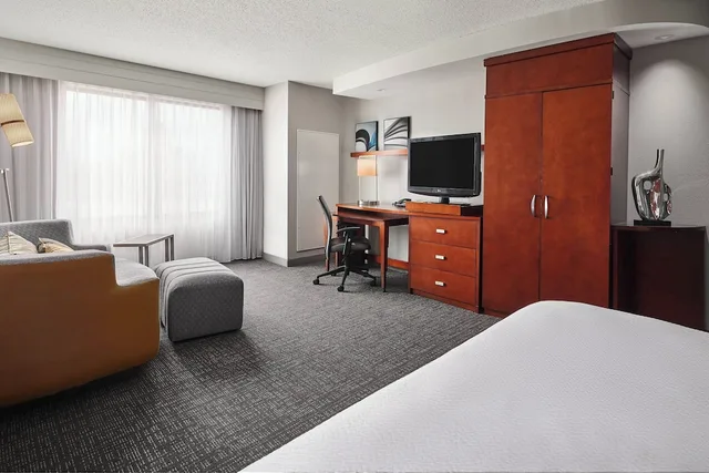 غرفة بسرير كينج مع أريكة لذوي الإعاقة، Courtyard By Marriott Shreveport Bossier Louisiana Boardwalk 1/6