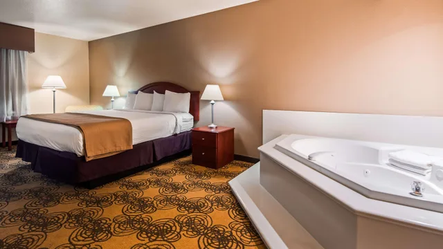 غرفة بسرير كينج بحوض جاكوزي، Best Western Elko Inn 3/4