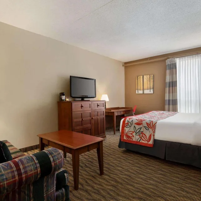 Room, Queen Bed, Stair Access Only, Sofa, Pet Friendly، Ramada By Wyndham Fredericton 2/6