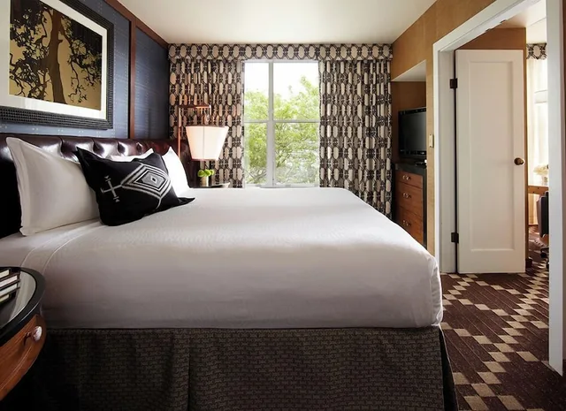 جناح بسرير كينج بإطلالة على النهر بغرفة نوم واحدة مع أريكة، RiverPlace, a Kimpton Hotel 3/5