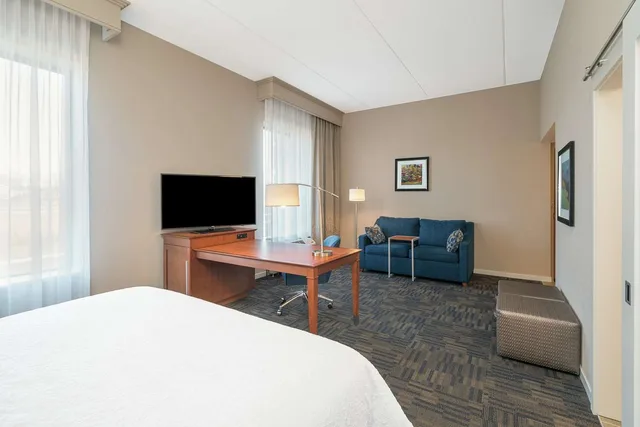 جناح استوديو بسرير كينج مع أريكة لذوي الإعاقة، Hampton Inn & Suites Newburgh Stewart Airport 1/3