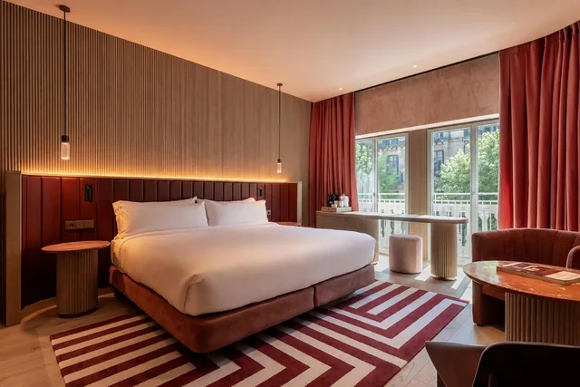 غرفة غراند بسرير كينج بشرفة، Hotel Palacio Bellas Artes San Sebastian, Curio Collection by Hilton 5/10
