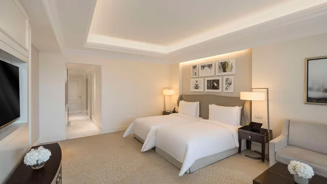 Grand, Club, Twin Beds, Burj View، Kempinski The Boulevard Dubai 2/3