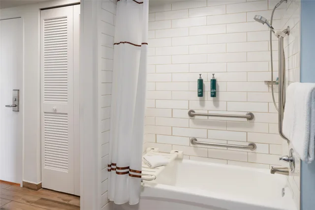 غرفة بسرير كينج بحوض استحمام لذوي الإعاقة، DoubleTree Resort by Hilton Hotel Grand Key - Key West 3/4