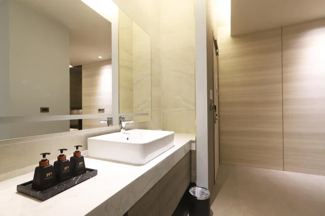 غرفة ديلوكس بشرفة، The Signature Hotel Airport 6/8
