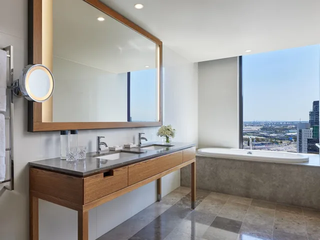 Yarra, Suite, King Bed, Club Lounge Access، PAN PACIFIC MELBOURNE 2/3