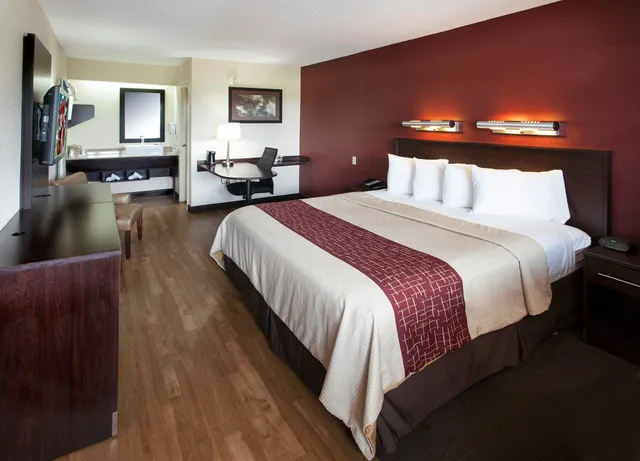 Non-Smoking Superior 1 King Bed, Micro-Fridge, Red Roof Plus Philadelphia Airport 3/6