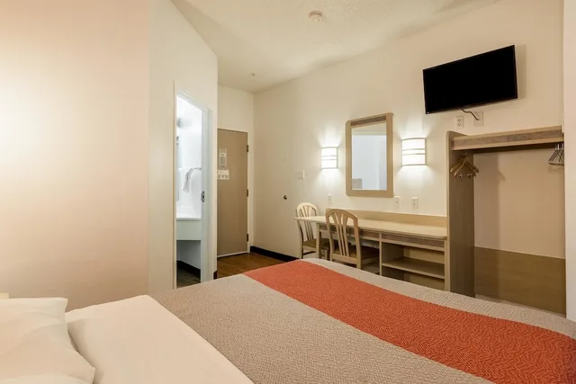 1 Queen Bed - Mobility Access Ri Shwr Nsmk, Motel6 Newport, TN 1/10