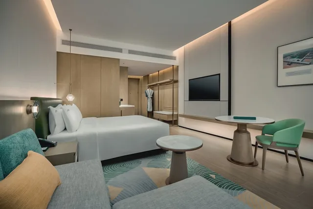 Premium, King Bed, Holiday Inn Wuhan Tianhe Airport by IHG 2/3