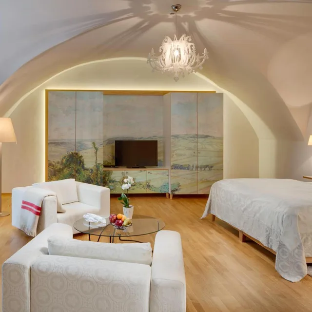 غرفة قياسية بسرير كينج مع سرير إضافي، Chateau Heralec 2/4