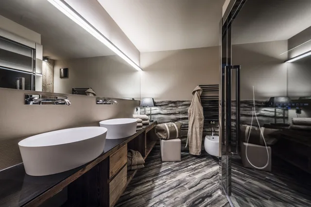 Gold, Suite, King Bed, Sofa, Hot Tub، Hotel Montchalet 3/3