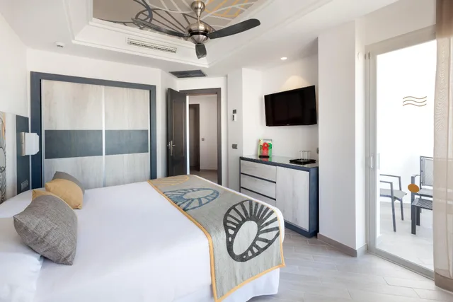 غرفة كبيرة بسريرين مع أريكة، Riu Chiclana 3/5