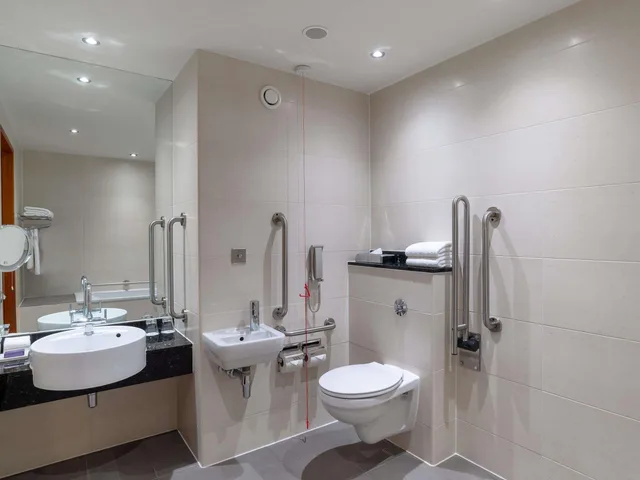 غرفة بسرير كوين لذوي الإعاقة، Sofitel London Heathrow 2/2