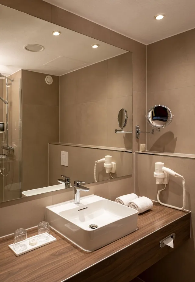 غرفة قياسية بسريرين منفصلين، H+ HOTEL HANNOVER 5/5