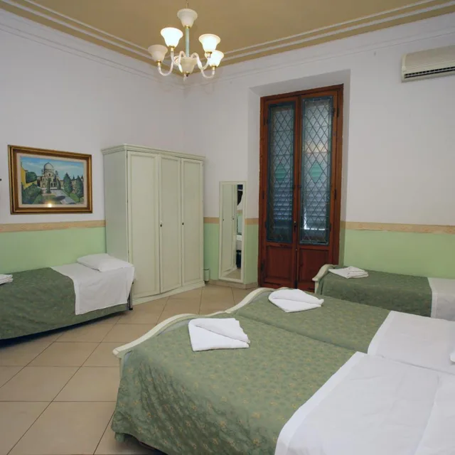 غرفة رباعية، Hotel Desiree 7/10