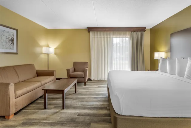 Room, King Bed, Pool Access، Best Western Plaza Inn 2/6