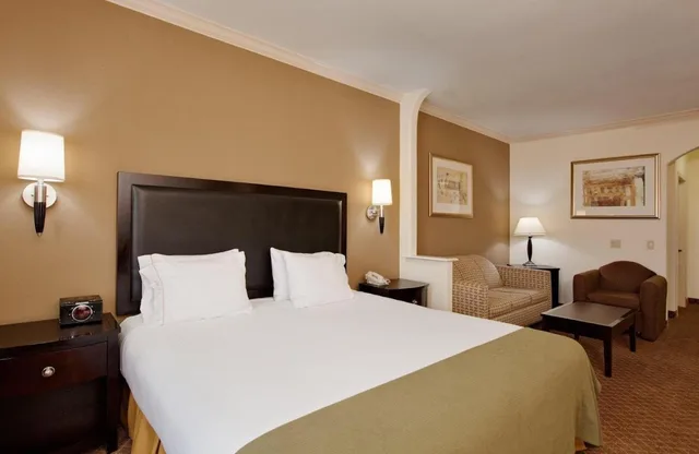 غرفة سوبيريور بسرير كوين، Holiday Inn Express Hotel and Suites La Porte 1/4