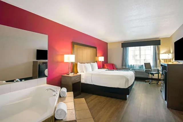 جناح استوديو ديلوكس بسرير كينج، La Quinta Inn & Suites by Wyndham Fort Smith 2/3