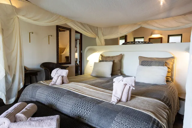 River, Family, Bungalow, 1 King and 4 Single Beds، Nyati Safari Lodge 6/10