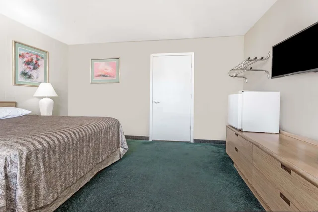 غرفة بسرير كينج لذوي الإعاقة، Travelodge By Wyndham La Grande 2/3