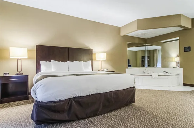 جناح بسرير كينج، Quality Suites Graham - Burlington South 1/2