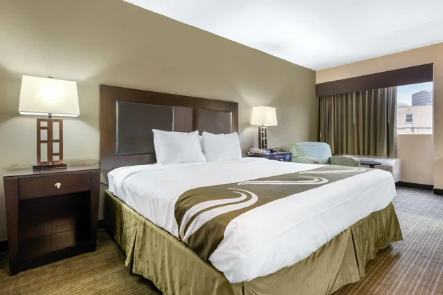 غرفة بسرير كينج بمطبخ صغير، Quality Inn & Suites Charleston - Civic Center 2/4