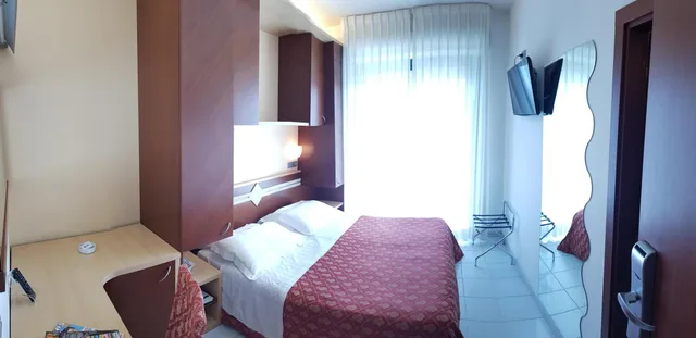 Room, Double or Twin Bed, Lateral Side Sea View، Hotel Europa 9/10