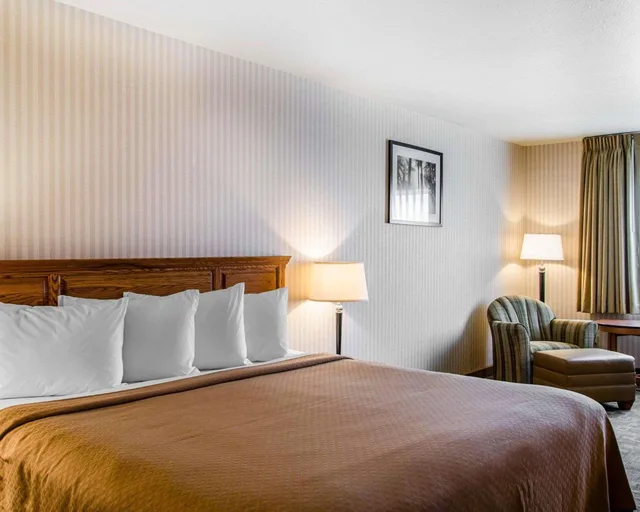 غرفة بسرير مزدوج، SureStay Plus Hotel by Best Western Rexburg 2/3