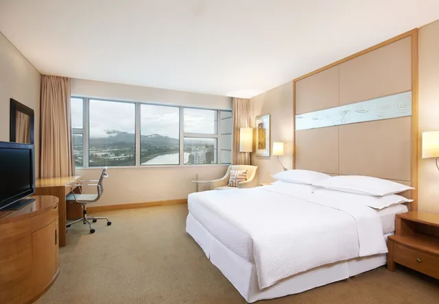 Executive, King Bed, Four Points By Sheraton 1/6