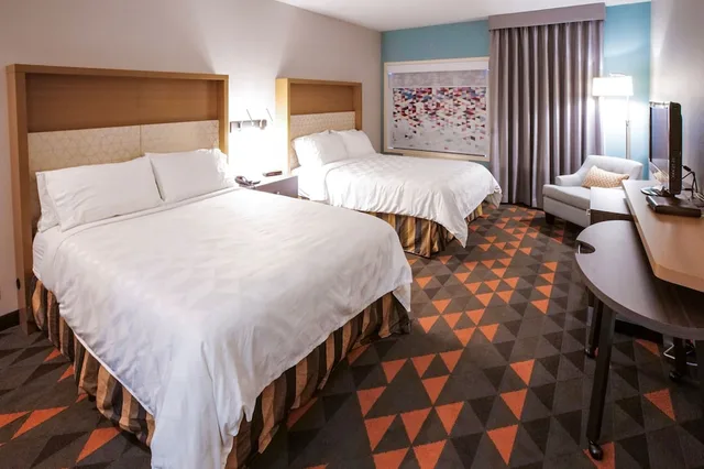 Standard, 2 Queen Beds, Beach View, Balcony, North Wing، Holiday Inn Osoyoos 1/5