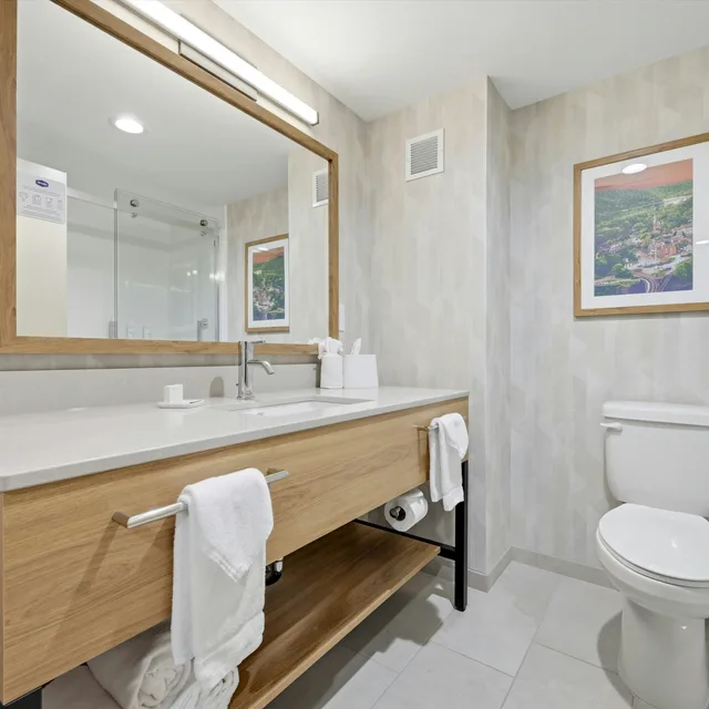 Room, King Bed, Peloton، Hampton Inn Martinsburg South-Inwood 6/10