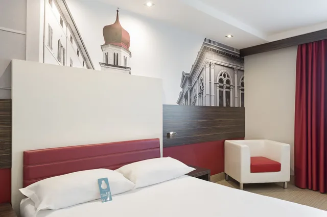 غرفة قياسية رباعية بسرير مزدوج وسريرين منفصلين، B&B Hotel Trento 4/9