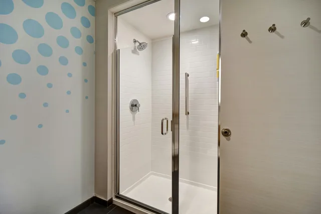 غرفة بسرير كينج لذوي الإعاقة، Tru By Hilton Raleigh Durham Airport 6/6
