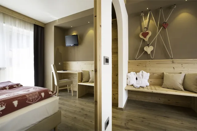 غرفة بسريرين منفصلين بإطلالة على الجبل، HOTEL AZOLA 8/10
