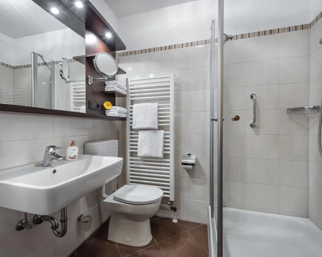 غرفة بسرير مزدوج بشرفة، JOHANNESBAD HOTEL FUSSINGER HOF 3/5