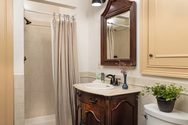 غرفة فاخرة بسرير كينج، Bayfront Marin House 3/3