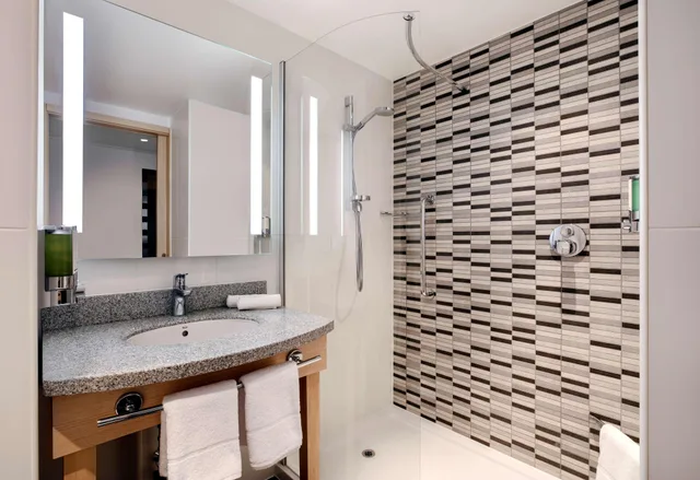 غرفة قياسية بسرير مزدوج، Hampton By Hilton Bristol Airport 2/2