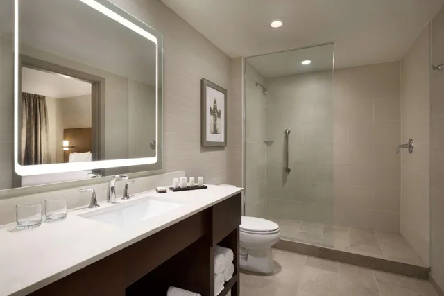 جناح بسرير كينج بشرفة بغرفة نوم واحدة مع أريكة، Embassy Suites By Hilton Oahu Kapolei 3/4