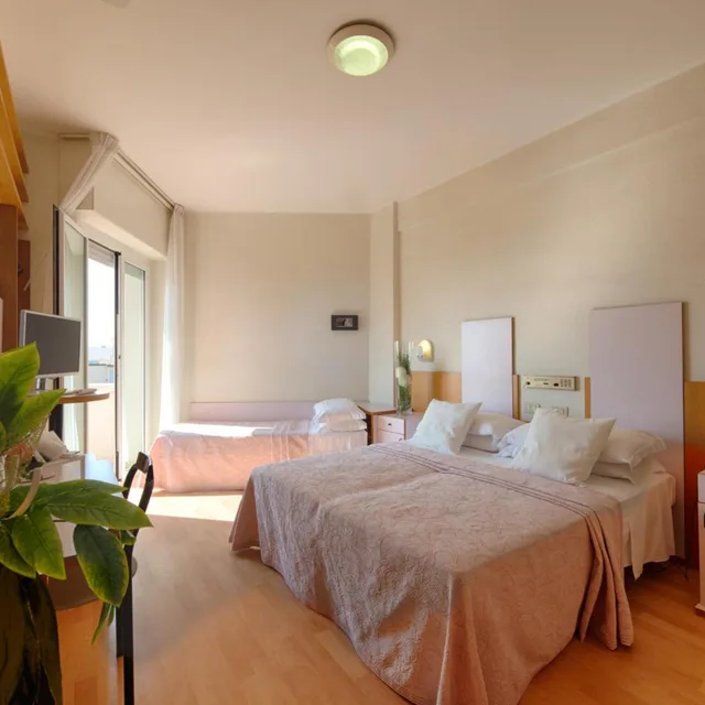 غرفة ثلاثية، Hotel Bel Air 1/2