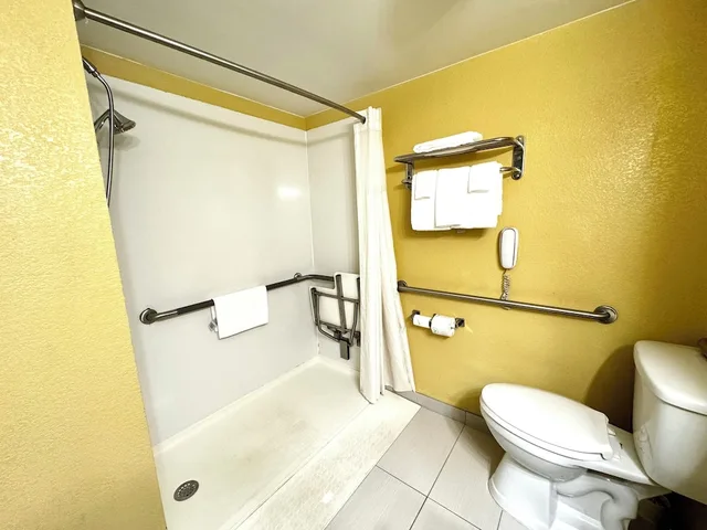 غرفة سوبيريور بإطلالة على المدينة مفردة بسرير كينج لذوي الإعاقة، Regency Inn and Suites New London – Mystic 1/1