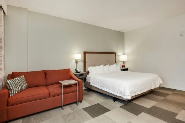 غرفة بسرير كينج مع أريكة لذوي الإعاقة، Hampton Inn Suites Deland 2/8
