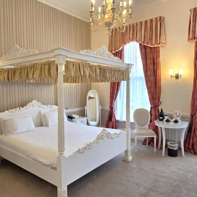 Manor, Four Poster، Manor of Groves 4/10