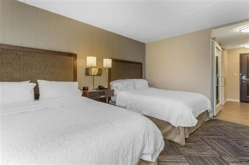 Room, 2 Queen Beds, Bathtub, Accessible, Hampton Inn Green Bay Downtown 1/1