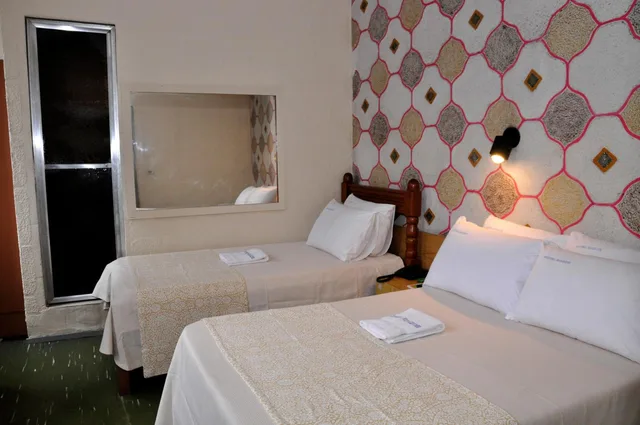 غرفة ثلاثية، HOTEL RIAZOR 1/1